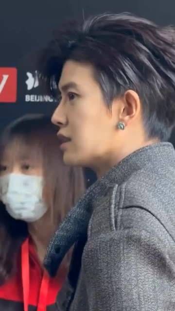 终于盼到我家大帅哥,这近距离拍摄真帅气