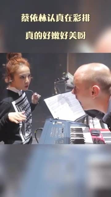 蔡依林正在专心彩排,真的好青春好美丽呀