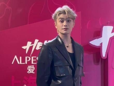 看~这一下子就把孩子逗得害羞了