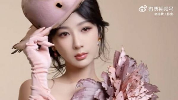 杨紫用瞬间定格自己的鲜花绚烂，工作室祝福@杨紫 如风在野，尽是坦荡
