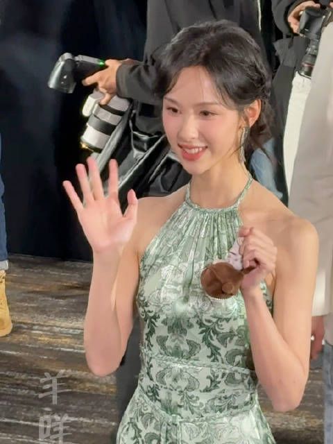 觉得陈都灵太美了,就一直拍,现在我手机里全是这一只美丽的嘟都