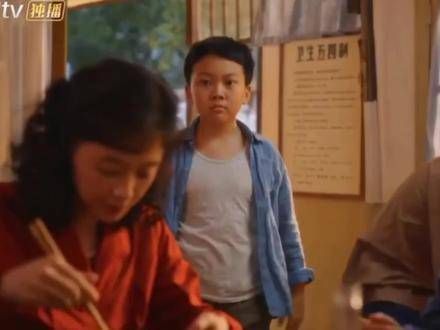 妈妈偷偷吃东西,被儿子发现了,结果被狠狠骂了一顿,孩子感到十分委屈