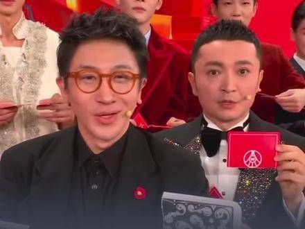 只有尼格买提受伤的世界达成了,他的魔术穿帮表情实在太搞笑,谁能来救救他