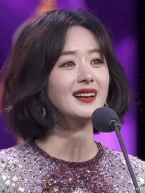 落泪也很美!祝她铮铮,祝她昂扬,祝所有女性都能在自己的领域里闪闪发光!