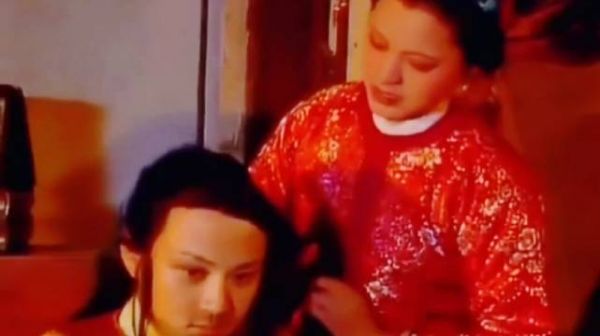 刘姥姥为了报答王熙凤的恩情,倾家荡产 卖房卖地 总算是把巧姐给赎救出来