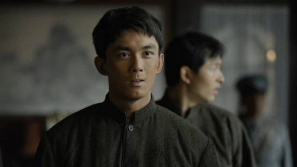 少年归家,父亲病重仍支持其革命理想