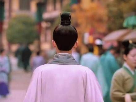 戴上面具,摇动拨浪鼓,幼稚地宣示主权,看完之后,好想谈一场恋爱啊!