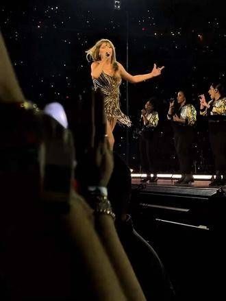 Taylor Swift 在 Indianapolis 的演出,紫色的海洋里充满了爱