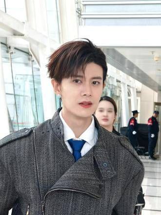 看这位男士,真是让人无法自拔!怎么会有这么帅气的人!