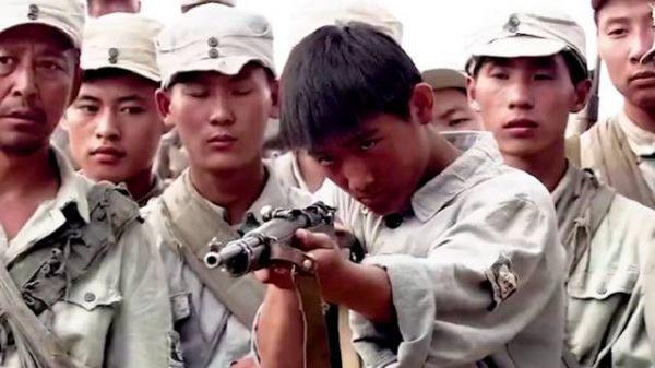 16岁新兵跟首长比枪法,2发子弹竟只打出1个孔!全队人傻眼了