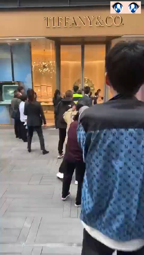 心痛这个妈妈 一直在喊不要砸了，我赔不起，真的配不起