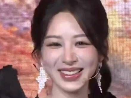 直播现场首个游戏环节中,杨紫 在猜词时因过于激动而说错了话…