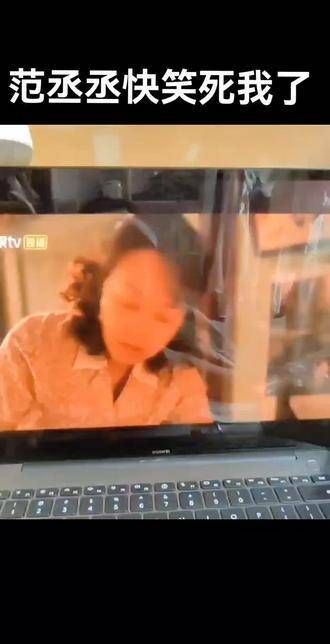 范丞丞在沙漠中啃树皮