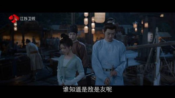 张晋然送端午回船上,燕子京站在甲板上看着两个人依依惜别,心情十分不爽