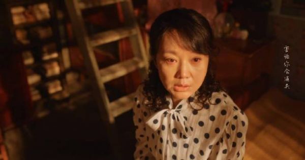 宋莹搬离小院,黄玲独自坐在屋里,回忆过往的欢声笑语,落寞地跟筱婷说这个院里,再也没有人能护着我了