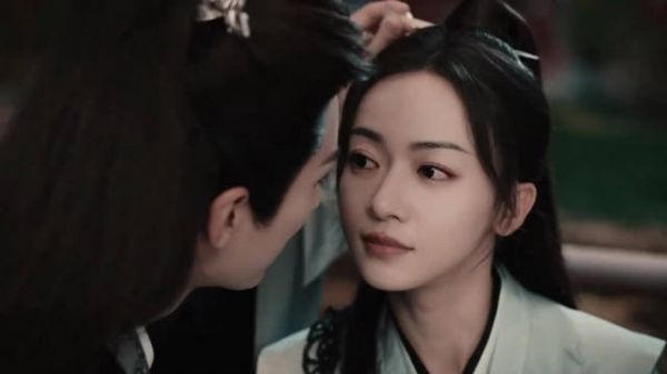 璟和不相信眉林身死，把她从坟堆带回家，两人乘船共厮守