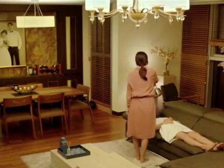 爸爸离婚后带着女儿重组家庭,未曾料到新妈妈竟用开水烫伤她的脸
