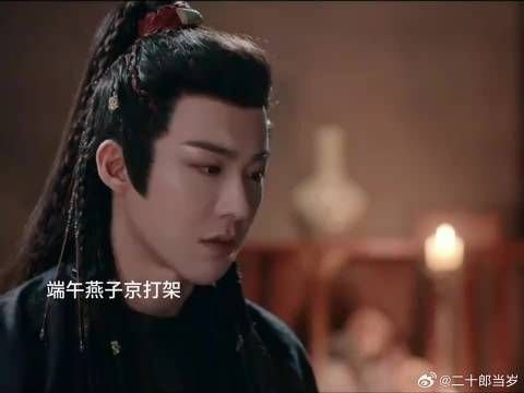 俩人打架,燕子京下意识的护住她