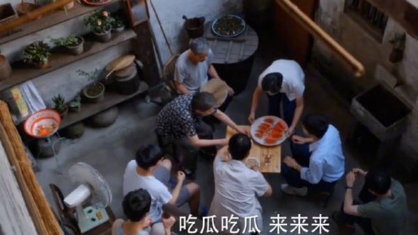 堪称家长偏心名场面!