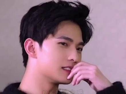 杨洋在病中拄着拐杖猛然坐起，因辛芷蕾而意外躺枪登上热搜，但他仍主动道歉