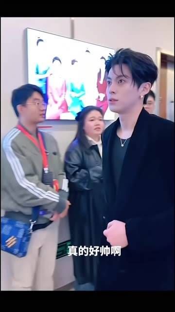 王鹤棣与孙千打招呼,宋佳看得目瞪口呆,确实很帅气啊,你觉得如何?