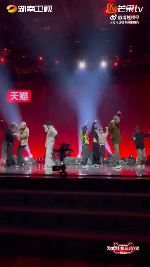 是的,我们时团七个人和戚薇老师合唱《7》