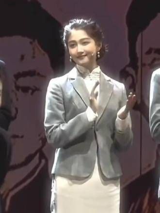 关晓彤真美,这就是国泰民安的模样,晓彤长得标准,是典型的国民女孩…