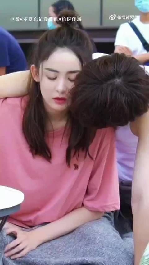 拍戏现场:女星古力娜扎吻戏花絮,导演喊卡后,男演员“谈恋爱都是假的”