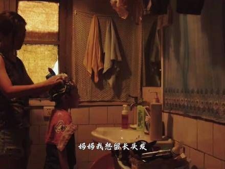 电影《夹缝之间》源自真实事件，重新诠释了一位遭受童年创伤的单亲母亲…