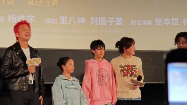 邓超孙俪一家又同框了,等等越来越像妈妈了,花花越长越像爸爸…