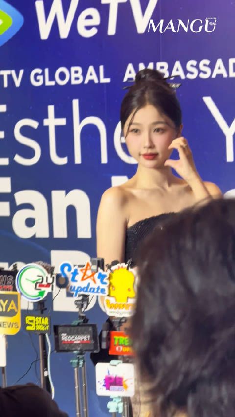 虞书欣一身中式礼服亮相曼谷,真的是优雅又可爱!现场人气也好高呀