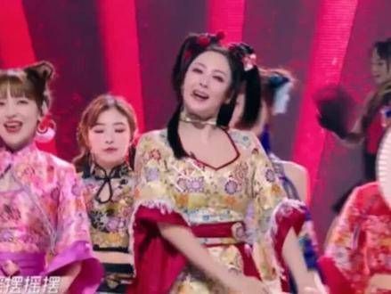 蓝盈莹这场表演真是令人眼前一亮,她是这个节目中给我最大惊喜的存在