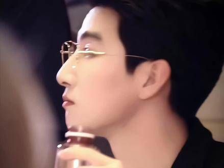 宁哥,下次你和小花一起坐小孩那桌吧,别喝酒了