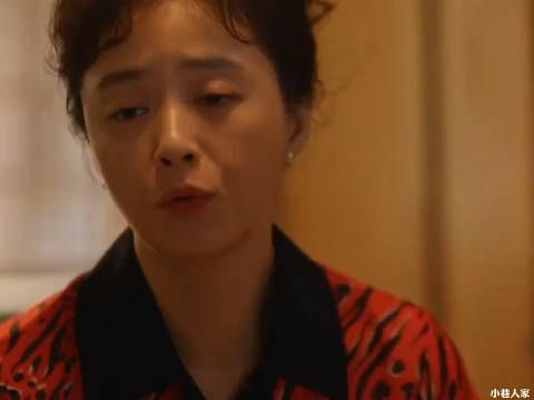 筱婷因为不想去阿爹阿婆家被父亲打骂,阿爹阿婆又想要压榨庄超英和图南