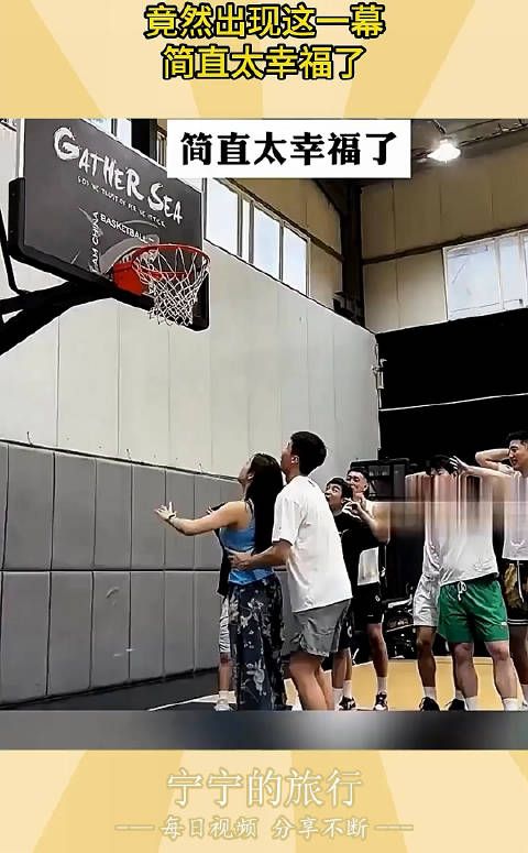美女被男友举起投篮,竟然出现这一幕,简直太幸福了! !