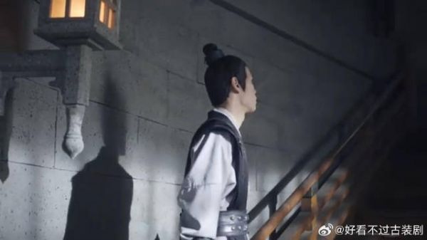 皇帝魔怔发疯,企图伤害礼王,不料被宁远舟一杯茶泼醒