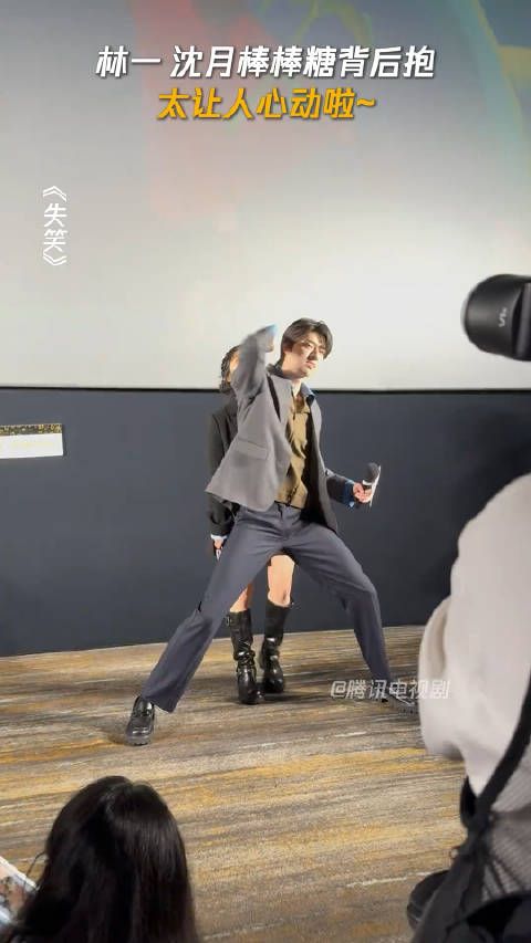 哈哈哈哈哈敲! 这个第三视角怎么这么好笑,林一太高了在前拽了个空…