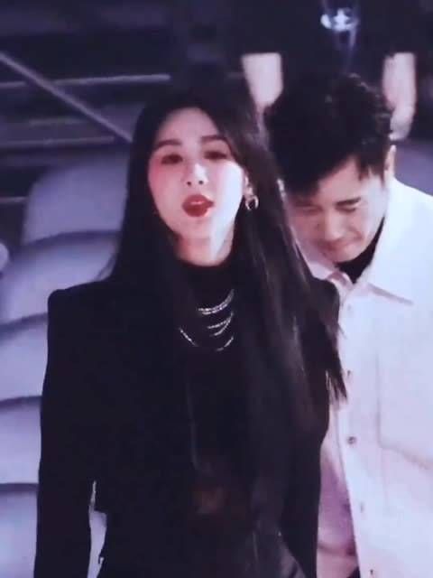 杨紫佩戴的珍珠小熊项链,展现出女霸总的气质,杨紫的老公真有型!