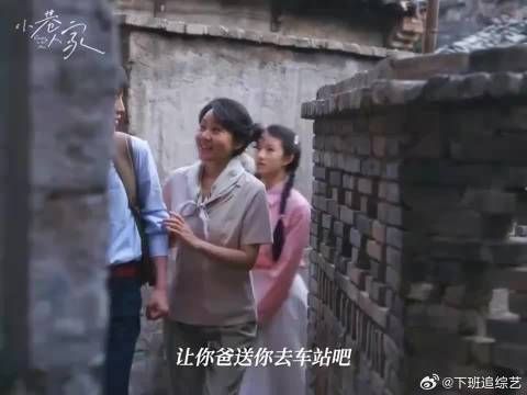 孩子上大学父母含泪送别,邻居一句话逗笑全场