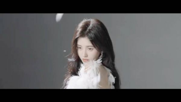 鞠婧祎不动声色,最新大片也太美了,光耀粲然,循迹自然诗意,美出新高度