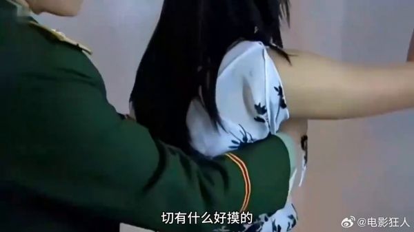 女毒枭藏毒被抓不服,警察一句行内话,瞬间暴露了