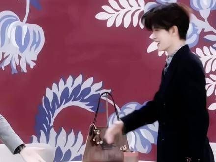 看出来了，品牌老总对我们代言的任真是喜欢到「爱不释手」