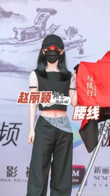 颖宝身材苗条却拥有结实的腹肌,小身板蕴含大能量,经常泡在健身房…