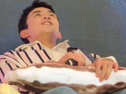 弟弟你怎么“葛优瘫”了?电影宠爱 张子枫