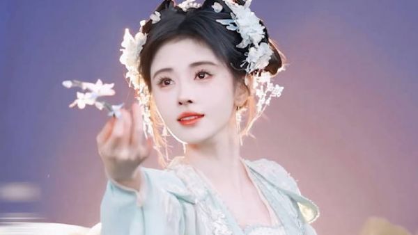 一开始男主装柔弱带着目的接近她,女主出于同理心保护他…