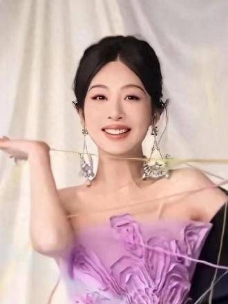 杨紫发布32岁生日照片,媒体批评整容过度,网友认为她越来越像刘晓庆