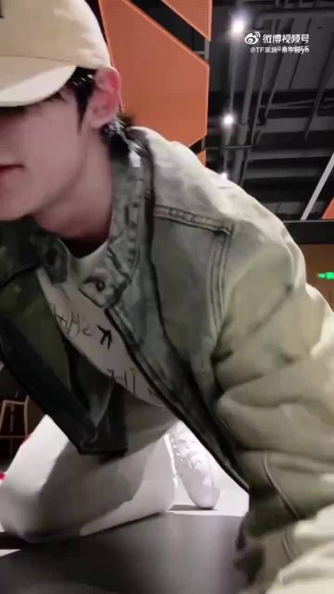 余宇涵的舞蹈如同他的信念,坚定而充满力量,他用翻跳Girlsneverdie的方式…