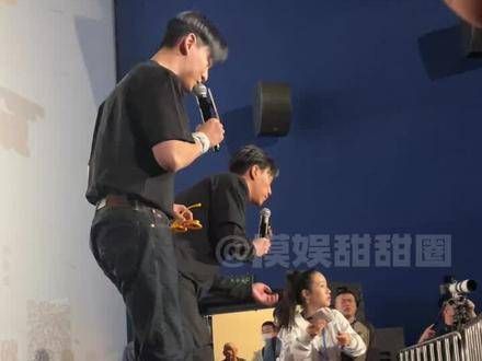 老师这一笑真是潇洒得让人笑喷了,哈哈哈 九龙男团南京路演现场