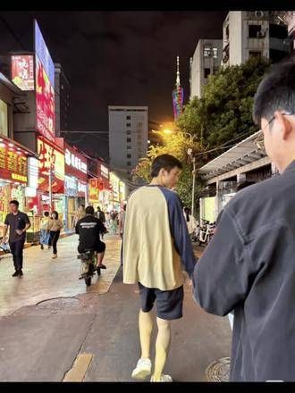 我高哥的透明人生,又一次被偶遇了!终于可以穿上长裤了,高哥