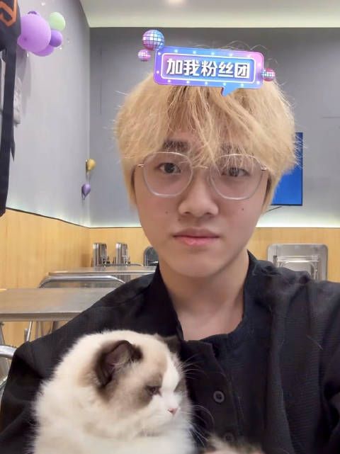 qzz：不知道为什么八月的眼睛有的时候很大…